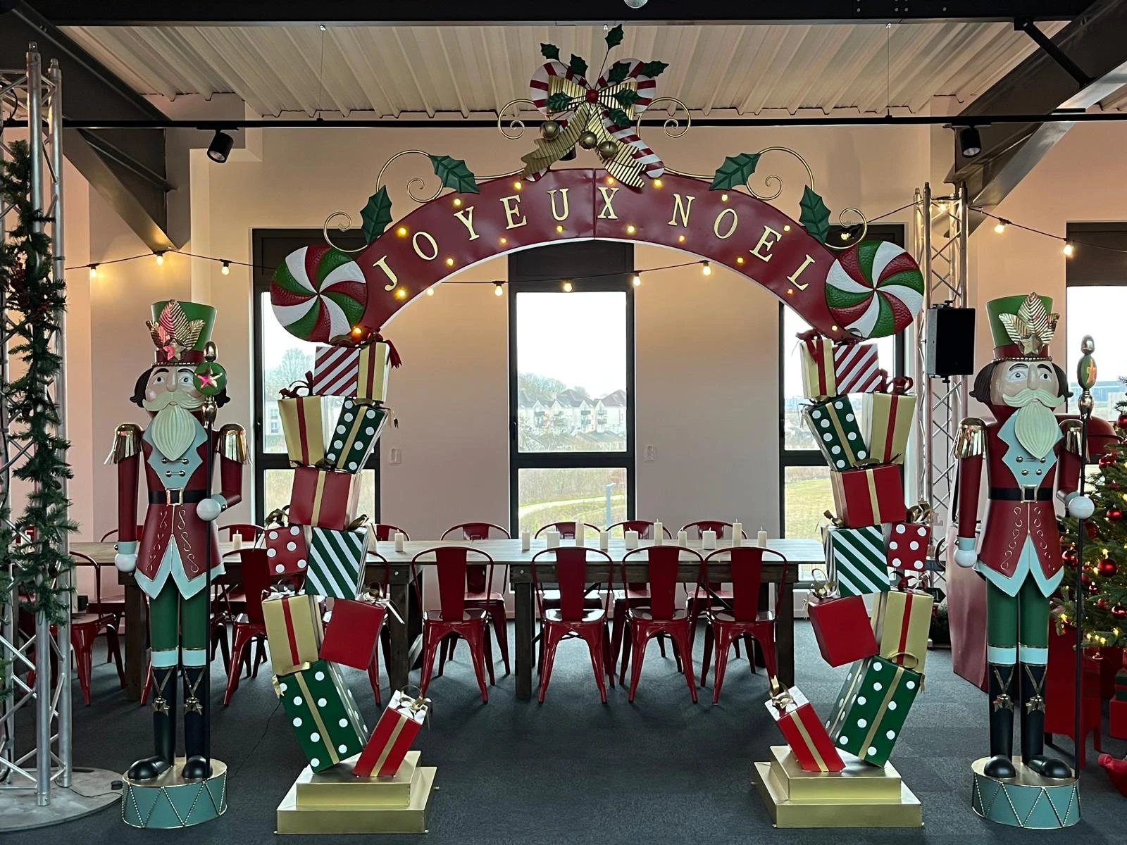 Espace d'accueil décoré pour un arbre de Noël d'entreprise