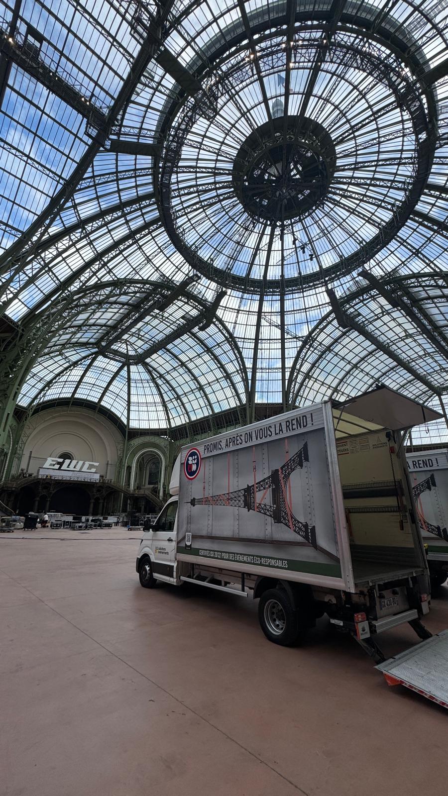 Camion de livraison Solutions Événements vu de l'arrière, avec hayon élévateur